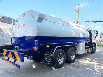 Xe bồn chở xăng dầu Hino FL8JT8A 20 khối đang vận chuyển nhiên liệu.