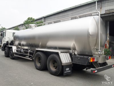 Xe bồn chở sữa Hyundai HD320 16 khối với xi-téc inox 16.200 lít và hệ thống làm lạnh 2-6°C.