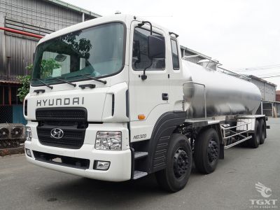 Xe bồn chở sữa Hyundai HD320 16 khối có xi-téc inox 16.200 lít và hệ thống làm lạnh 2-6°C.