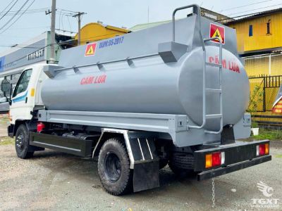 Xe bồn Hyundai Mighty W11S 8 khối với động cơ D4GA Euro 5 và thiết kế ba ngăn chắn sóng.