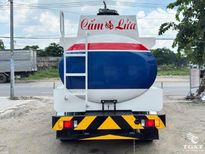 Xe bồn Isuzu NQR75HE5 7 khối dùng cho phân phối xăng dầu nội thành.