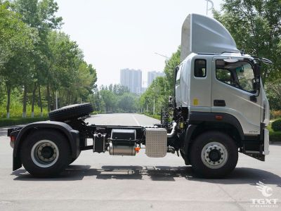 Đầu kéo FOTON MA5 Auman FV270 4x2 cầu láp với động cơ Cummins 270 mã lực.