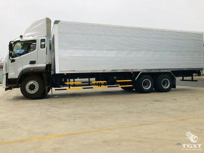Xe tải Foton Auman C240 thùng kín 3 chân, động cơ Cummins 270 mã lực, chuẩn Euro 5.