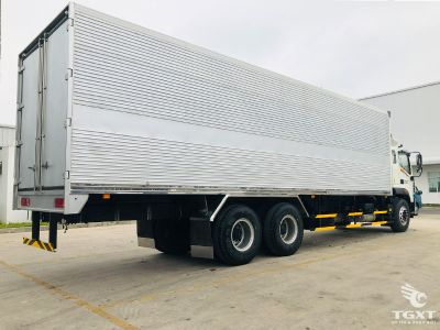 Xe tải Foton Auman C240 thùng kín 3 chân, động cơ Cummins 270 mã lực, Euro 5.