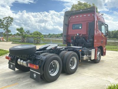 Đầu kéo FOTON EST 460 6×4 cầu láp với động cơ Cummins 460 mã lực và thùng nhiên liệu 700 lít.