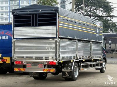 xe-tai-jac-n900-plus-e5-thung-bat-4.jpg Xe tải JAC N900 Plus E5 9 tấn với thùng bạt dài 7 mét và cabin tiện nghi.