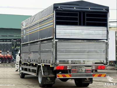 xe-tai-jac-n900-plus-e5-thung-bat-1.jpg Xe tải JAC N900 Plus E5 9 tấn với thùng bạt 7 mét và cabin đôi thiết kế chắc chắn.