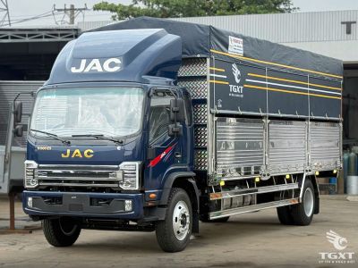 xe-tai-jac-n900-plus-e5-thung-bat-2.jpg Xe tải JAC N900 Plus E5 9 tấn thùng bạt 7 mét, cabin đôi và khung gầm chắc chắn.