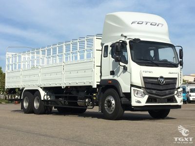 Xe tải Foton Auman C240 với thùng bạt trên đường vận chuyển.
