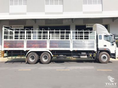 Xe tải Foton Auman C240 thùng bạt đang lưu thông.