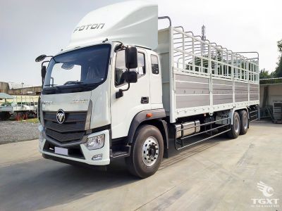Xe tải Foton Auman C240 thùng bạt đang di chuyển.