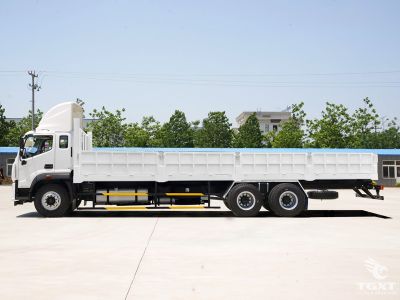 Xe tải Foton Auman C240 thùng lửng, 270 mã lực Cummins, cấu hình 6x2R.