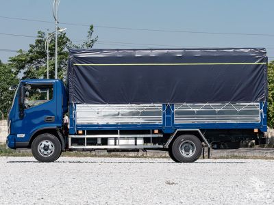 xe-tai-foton-aumark-s70-7t2-thung-bat-5m2-2.jpg Xe tải Foton AUMARK S70 7T2 với thùng bạt 5,2 m và cabin tiện nghi.