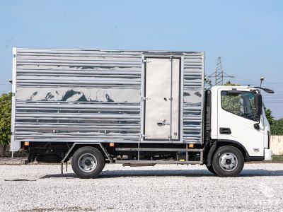 Xe tải Foton AUMARK S35 3.5T thùng kín với cabin hiện đại và hệ thống an toàn.