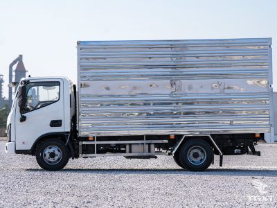 Xe tải Foton AUMARK S35 3.5T th&ugrave;ng k&iacute;n với cabin hiện đại.