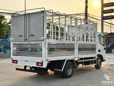 Xe tải Foton AUMARK S35 3.5T với thùng bạt, cabin tiện nghi và động cơ mạnh mẽ.