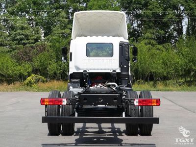 Xe tải Auman C160L YC6JA220-50 với th&ugrave;ng mui bạt d&agrave;i v&agrave; cabin hiện đại.