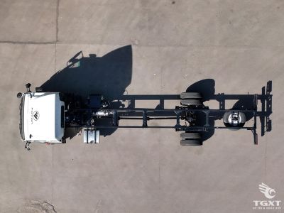 Xe tải Auman C160L YC6JA220 với thùng lửng dài, thiết kế cho vận chuyển hàng kích thước lớn.