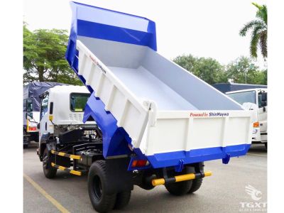 Xe ben Isuzu FRR90HE5 6,3 tấn với thùng tự đổ 4 khối trên công trường.