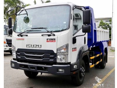 Xe ben Isuzu FRR90HE5 6,3 tấn với thùng tự đổ 4 khối trên công trường.