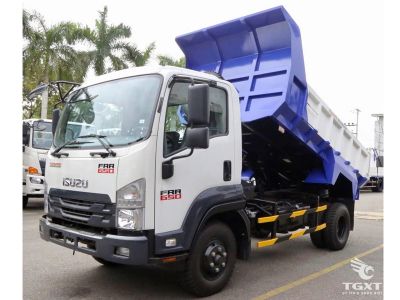 Xe ben Isuzu FRR90HE5 6,3 tấn với thùng tự đổ 4 khối trên công trường.
