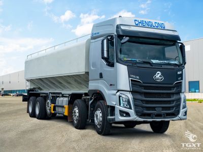 Xe bồn chở cám Chenglong 5 chân 32 khối, cabin H7 và động cơ Yuchai Euro 5.