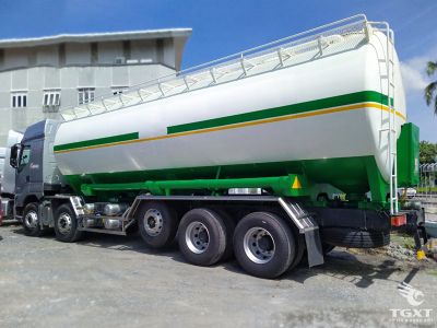 Xe bồn chở cám Chenglong 5 chân 32 khối trên nền H7, hệ thống xả vít giảm vỡ và cabin tiện nghi.