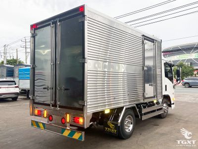 Xe tải Isuzu QKR QLR77FE5 2.3T với thiết kế cabin rộng và khả năng tiết kiệm nhiên liệu tối ưu.