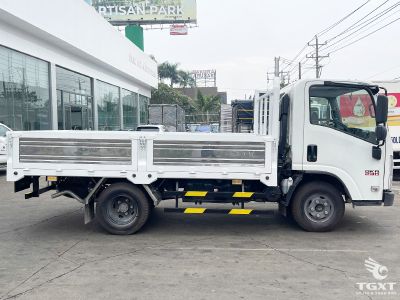 Xe tải Isuzu QKR QLR77FE5 1.9 Tấn, thiết kế rộng rãi, vận chuyển hiệu quả tại Việt Nam.