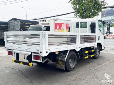 Xe tải Isuzu QKR QLR77FE5 2.3 Tấn, cabin rộng rãi, động cơ tiết kiệm nhiên liệu, phù hợp vận tải và kinh doanh, giá từ 700 triệu đồng.