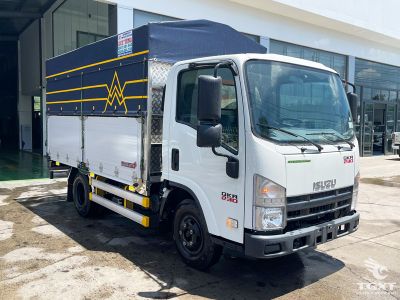 Xe tải Isuzu QKR QLR77FE5 1.9 tấn, động cơ mạnh mẽ, tiết kiệm nhiên liệu, phù hợp vận chuyển hàng hóa tại Việt Nam.