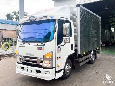 Xe tải Isuzu QKR QLR77FE5 2.3 Tấn, thiết kế cabin rộng, động cơ tiết kiệm nhiên liệu, phù hợp vận tải thương mại, giá từ 700 triệu đồng.