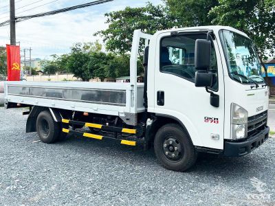 Xe tải Isuzu QMR77HE5 2.8 tấn với động cơ Diesel mạnh mẽ, phù hợp vận chuyển hàng hóa đô thị