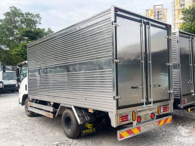 Hình ảnh xe tải Isuzu QMR77HE5 2.8 Tấn, phù hợp vận chuyển nội đô, thiết kế linh hoạt, động cơ mạnh mẽ, tiết kiệm nhiên liệu.