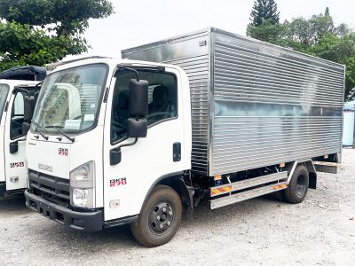 xe-tai-isuzu-qmr77he5-2-tan-8-thung-kin-1.jpg Xe tải Isuzu QMR77HE5 2.8 tấn với động cơ mạnh mẽ, phù hợp vận chuyển đô thị, kích thước linh hoạt, công nghệ tiết kiệm nhiên liệu, phù hợp doanh nghiệp logistics.