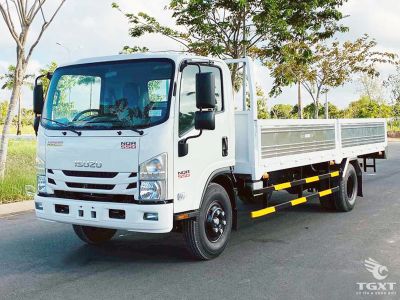 Xe tải Isuzu NQR75LE5 5.5 tấn với động cơ mạnh mẽ và công nghệ tiết kiệm nhiên liệu, phù hợp vận chuyển trong nội đô và đường dài.