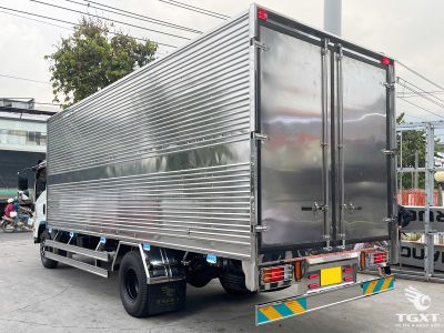 Xe tải Isuzu NQR75LE5 5.5 tấn với thùng kín, động cơ mạnh mẽ, tiết kiệm nhiên liệu, phù hợp vận chuyển hàng hóa đô thị và đường trường.