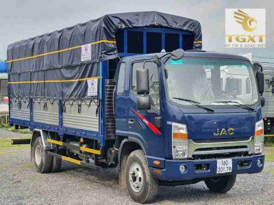 Xe tải từ phía trước hình ảnh rõ nét, logo rõ ràng, phù hợp cho ngành vận tải.