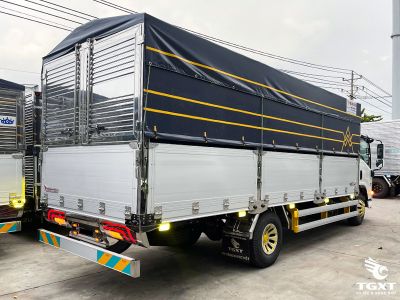 Xe tải Isuzu NQR75ME5 5.5 Tấn phù hợp vận chuyển hàng hóa đa dạng tại Việt Nam.