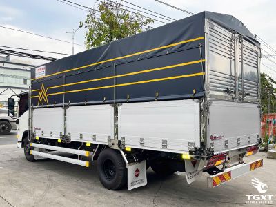 Xe tải Isuzu NQR75ME5 5.5 Tấn thùng bạt, mạnh mẽ cho vận chuyển hàng hóa tại Việt Nam.
