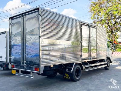 Xe tải Isuzu NQR75ME5 5.5 Tấn thùng kín, vận chuyển hàng hóa bền bỉ và hiệu quả tại Việt Nam.