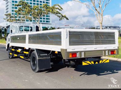 Xe tải Isuzu NQR NQR75ME5 5.5 Tấn với động cơ Blue Power, công suất 155PS, đa dạng thùng vận chuyển, phù hợp cho doanh nghiệp logistics Việt Nam.
