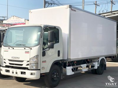 Xe tải Isuzu NQR75ME5 5 tấn thùng bảo ôn, phù hợp vận chuyển hàng hóa đa dạng.