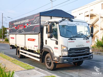 Xe tải Isuzu FRR90LE5 6.5 tấn với thùng bạt, động cơ mạnh mẽ, tiết kiệm nhiên liệu, phù hợp vận chuyển hàng nội thành và liên tỉnh.