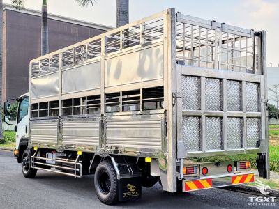 xe-tai-isuzu-frr90ne5-5-tan-thung-cho-gia-suc-1.jpg Xe tải Isuzu FRR90NE5 5 tấn với thùng inox chuyên dụng vận chuyển gia súc an toàn, mạnh mẽ, phù hợp cho ngành chăn nuôi và vận tải quy mô lớn.