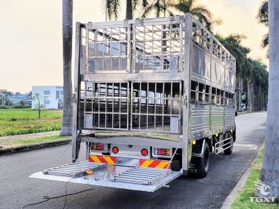 Xe tải Isuzu FRR90NE5 5 Tấn chở gia súc với thùng inox, động cơ 190PS, phù hợp vận chuyển quy mô lớn.