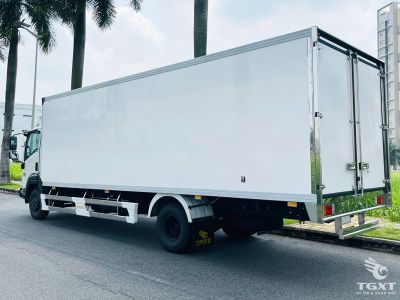 xe-tai-isuzu-frr90qe5-5-5-tan-thung-bao-on-4.jpg Xe tải Isuzu FRR 90QE5 5.5 tấn với thùng dài 7.4m, hiệu quả cao cho logistics và xây dựng.