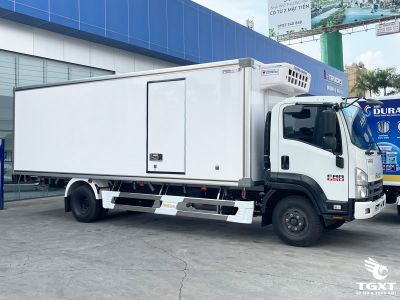 Xe tải Isuzu FRR 90QE5 5.5 tấn thùng đông lạnh, vận chuyển thực phẩm đạt tiêu chuẩn cao.