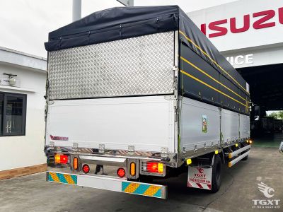 xe-tai-isuzu-frr90qe5-6-5-tan-thung-mui-bat-2.jpg Xe tải Isuzu FRR90QE5 6.2 tấn với thùng dài 7.4m, động cơ Euro 5, tiết kiệm nhiên liệu, thân thiện môi trường, phù hợp vận chuyển hàng hóa đa dạng.
