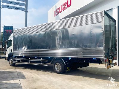 xe-tai-isuzu-frr90qe5-6-5-t-thung-kin-2.jpg Xe tải Isuzu FRR90QE5 6.2 tấn, thiết kế mạnh mẽ, tiết kiệm nhiên liệu, thân thiện môi trường với thùng dài 7.4 mét phù hợp vận chuyển đa dạng hàng hóa.